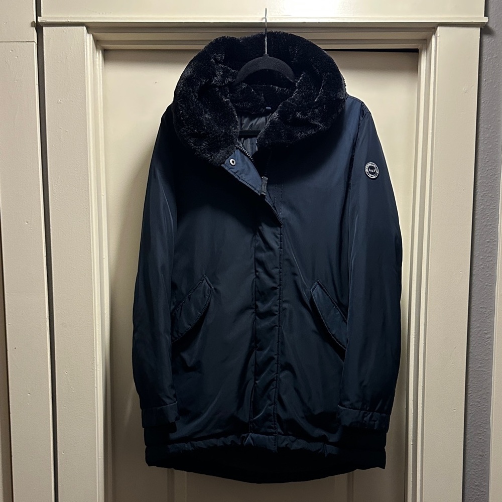 Abercrombie & Fitch Women’s Navy Fur-Trimmed Puffer Jacket